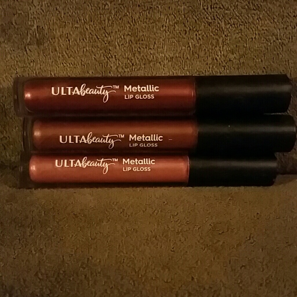 Metallic lip gloss